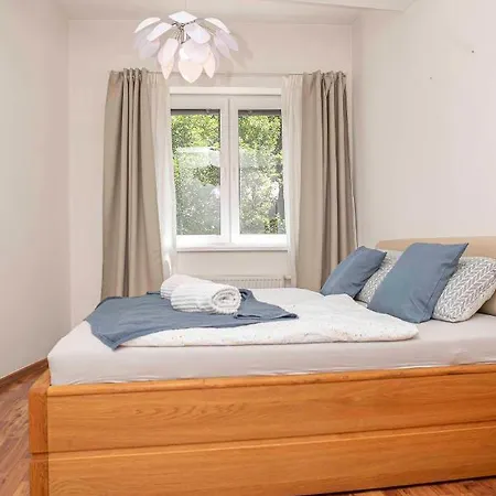Castle View With Free Parking Apartment *